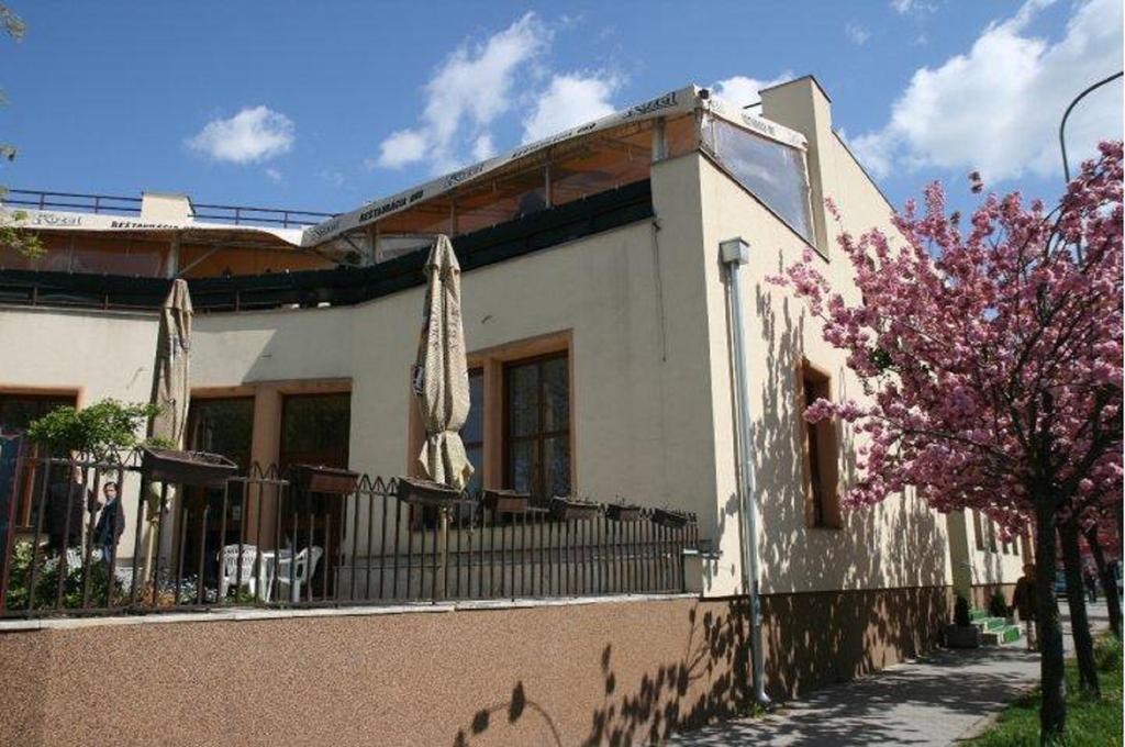 Hotel Oko Nitra Exteriör bild