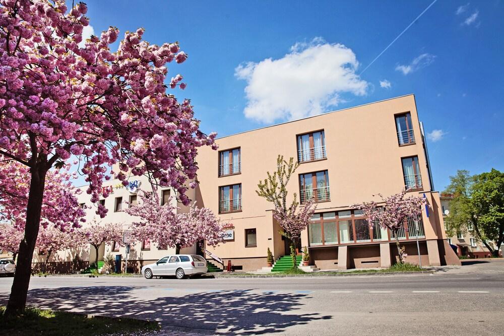 Hotel Oko Nitra Exteriör bild